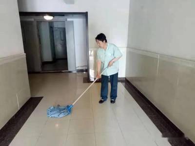 亚泰梧桐公馆7月服务品质提升月播报 以汗水洗涤园区，用匠心守护家园——地面清洗纪实